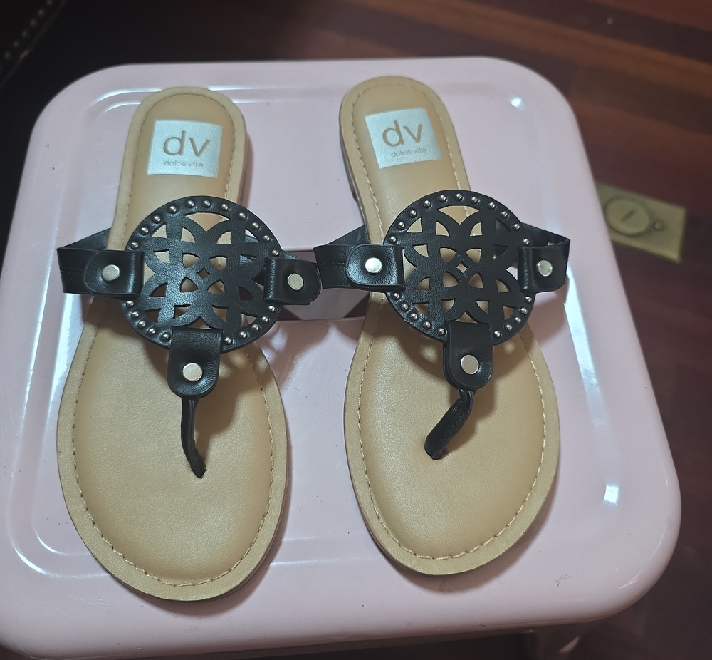 DV by Dolce Vita Black Laser-Cut Toe-Post Sandals